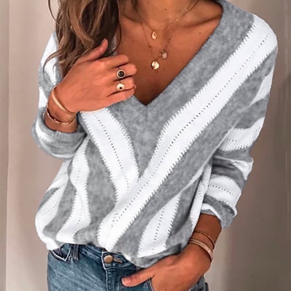 Sweaters - HOST PICK!❤️Winter v-neck striped casual sweater